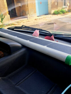 derrière le pare brise